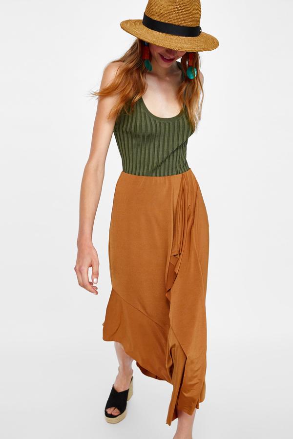 Estilo pareo (al más puro estilo Jacquemus) en color terracota, muy fácil de combinar y perfecta para potenciar tu moreno. El precio de esta falda en las últimas rebajas de Zara pasa de 19.95 a 7.99 euros.