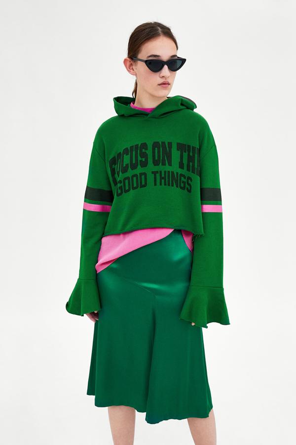 En satén verde botella y con corte al bies, la podrás combinar en clave 'sporty', pero también será una idea maravillosa para una boda. Su precio en las últimas rebajas de Zara pasa de 22.95 a 7.99 euros.