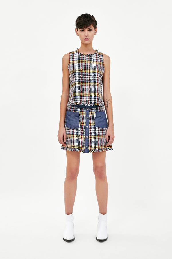 Nos declaramos fans absolutas de este conjunto coordinado de 'tweed' y dénim con falda mini. Su precio en las últimas rebajas de Zara pasa de 29.95 a 7.99 euros.
