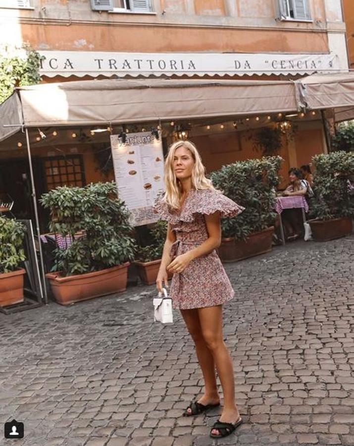 Jessie Bush, de Wethepeoplestyle, de nuevo con bolso de la firma.