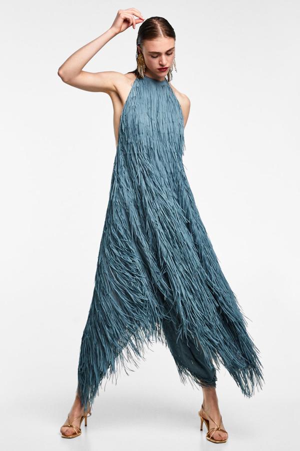 La prenda en color blanco voló, pero su versión azul nos parece igual de bonita. Y aunque está agotado (de momento), pronto estará  disponible  en la web de  Zara . Cuesta 79,95 euros.