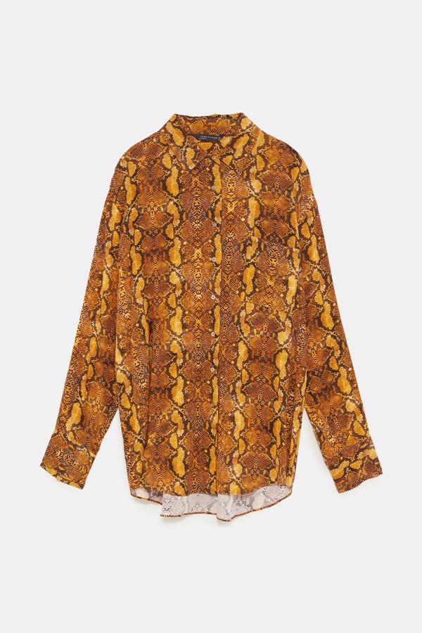 Esta es la blusa del conjunto que lleva Marta Ortega. La puedes comprar en la web de  Zara  por 39,95 euros. Y ojo con el print de serpiente, tiene tanto éxito que ya ha empezado a  agotarse .