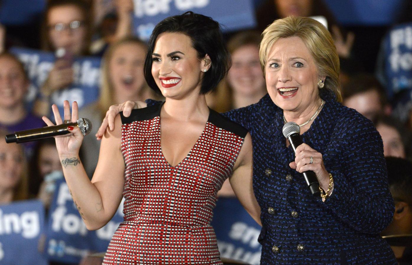 En plena campaña política Demi Lovato tomó el escenario de la Convención Nacional Demócrata y apoyó a Hillary Clinton. Durante su intercención habló públicamente sobre su lucha contra el trastorno de bipolaridad.