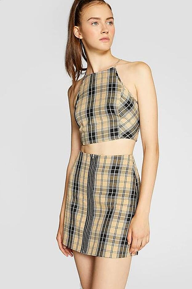 Falda y crop top de cuadros, 31,98 euros (el conjunto).