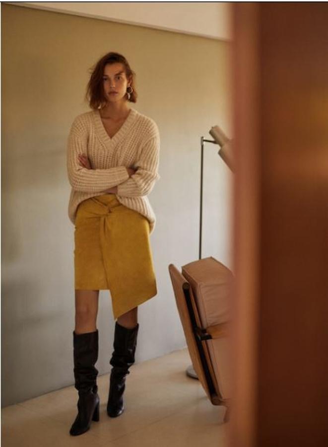 Las faldas drapeadas continúan en auge y con un jersey de punto y una botas, también son una buena opción para cuando llegue el frío.