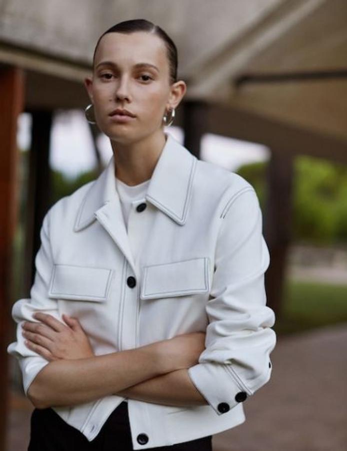 Si no quieres recurrir a la americana de siempre, en Mango tienen otras opciones que nos gustan igual o más, como esta chaqueta con pespuntes,