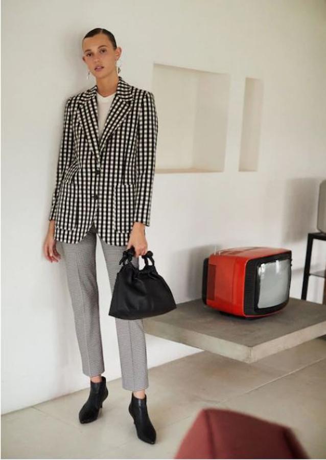 Una blazer de cuadros vichy es todo lo que necesitas para huir del aburrimiento en tus looks de oficina.