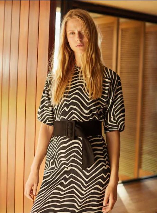 Con este vestido blanco y negro no tienes que esperar a que bajen las temperaturas, te lo puedes poner ya.
