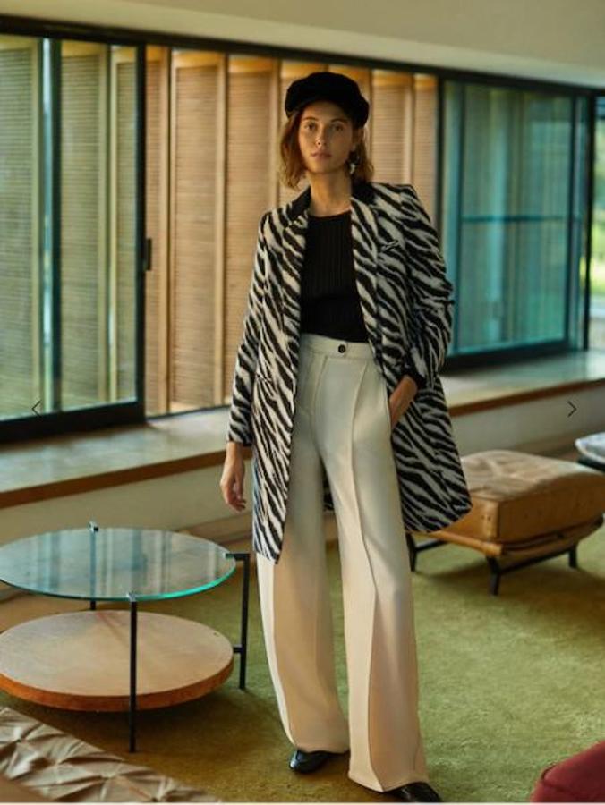 De nuevo pantalones palazzo, que se combinan con camsietas sencillas. Encima, un abrigo con estampado animal. Si la serpiente venía pisando fuerte, el print de cebra no se queda atrás.