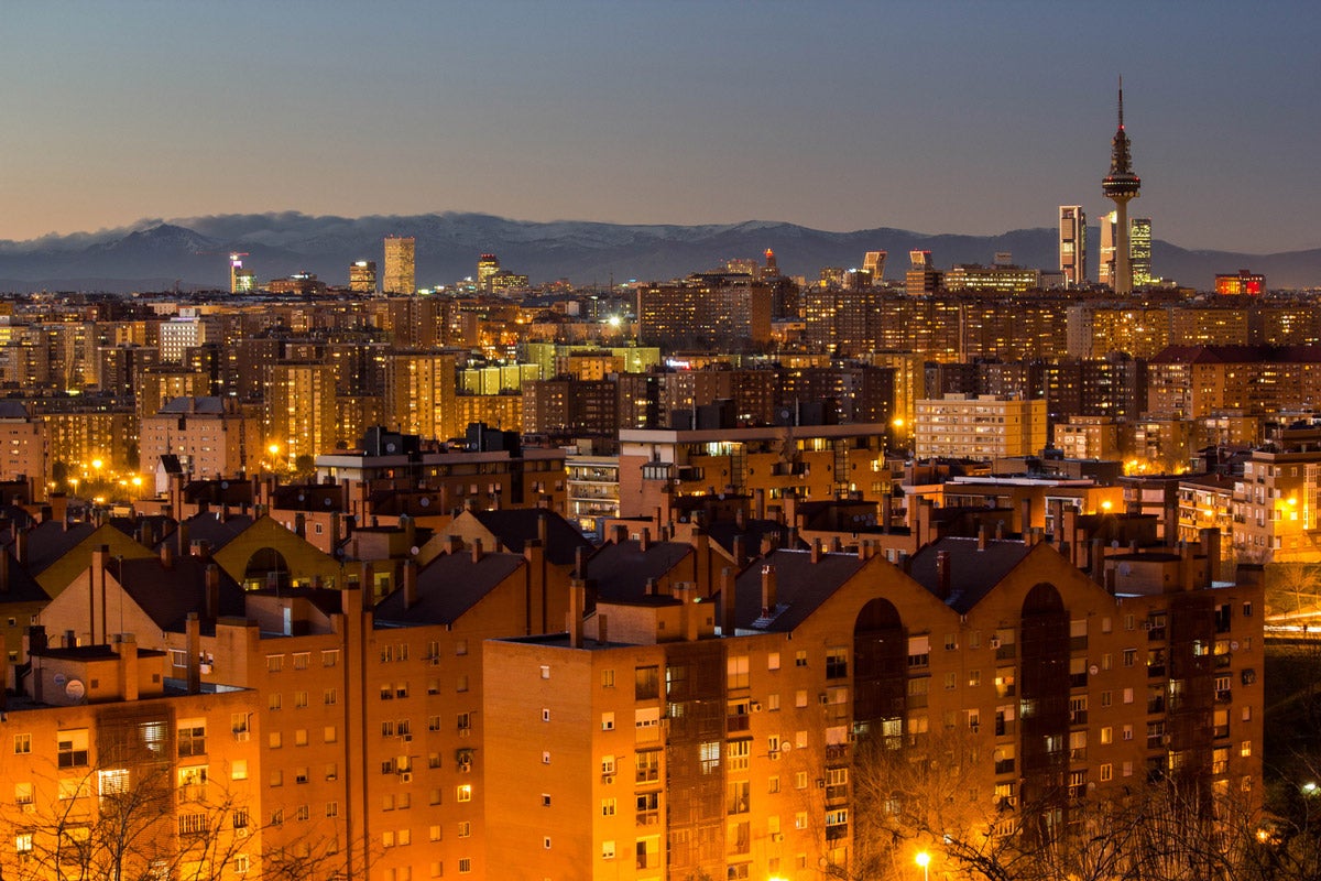 Si no puedes viajar este verano y estas en la capital madrileña o cerca, acude a ver la lluvia de estrellas al famoso Parque de las Siete Tetas de Vallecas. Desde allí tendrás una vista 360º a toda la ciudad, perfecta para observar el espectáculo astronómico en el cielo. Otros sitios ideales para ver las Perseidas en Madrid es Casa de Campo y la Sierra Noreste.