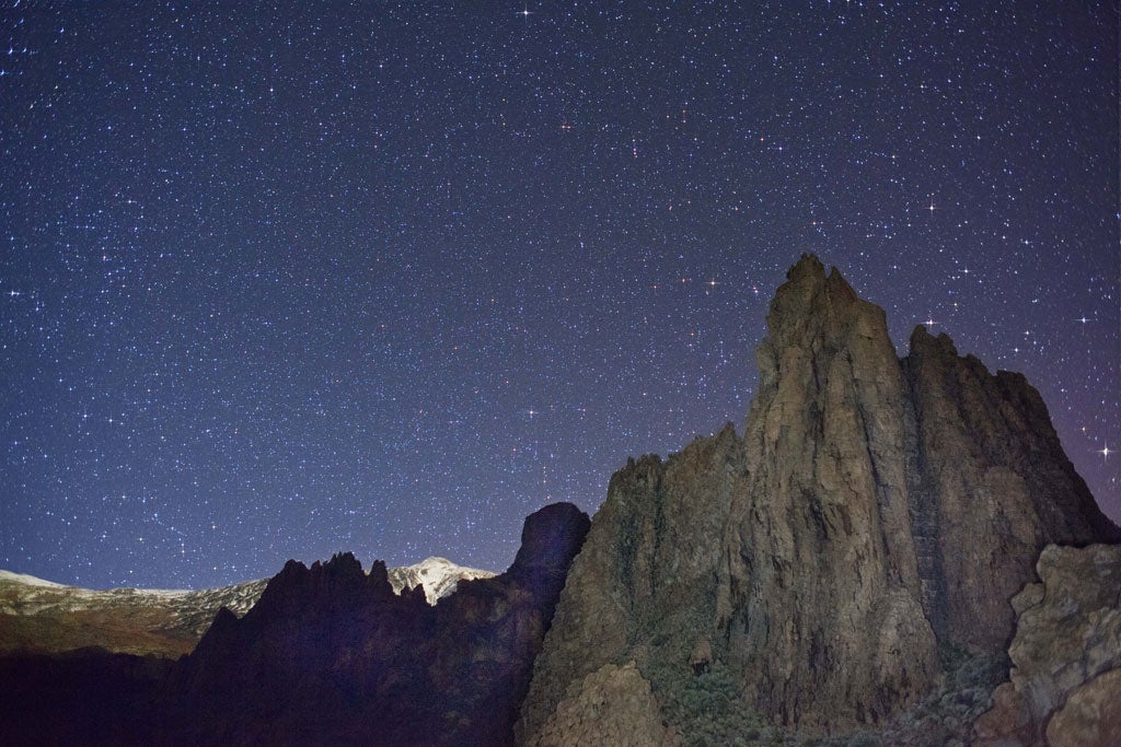 El Instituto de Astrofísica de Canarias asegura que este año la lluvia de estrellas en el Teide va a ser especial. Se esperan unos cien meteoros por hora y la ausencia de Luna dejará todo el protagonismo a las Perseidas. Si no puedes viajar hasta Tenerife, el Observatorio del Teide lo retransmitirá en directo la noche del 12 al 13 de agosto.
