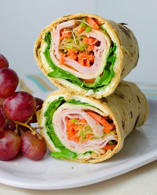 Otra idea para llevarte en un tupper a la playa son los wraps. Fáciles de elaborar y saludables. Puedes rellenarlo con espinacas, pavo y zanahoria como esta receta encontrada en Pinterest.