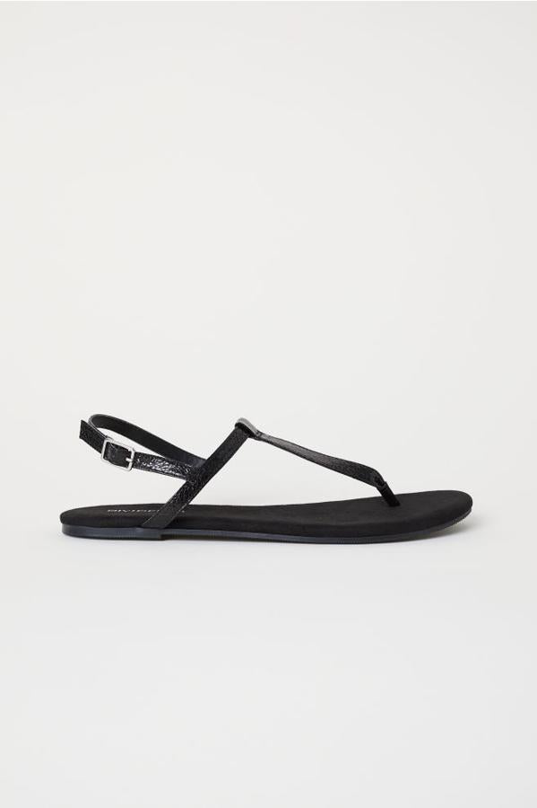 Sandalia negra de tiras, 12,99 euros.