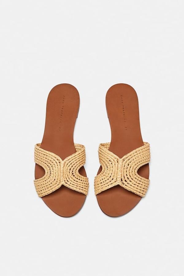 Sandalia plana, 25,95 euros.