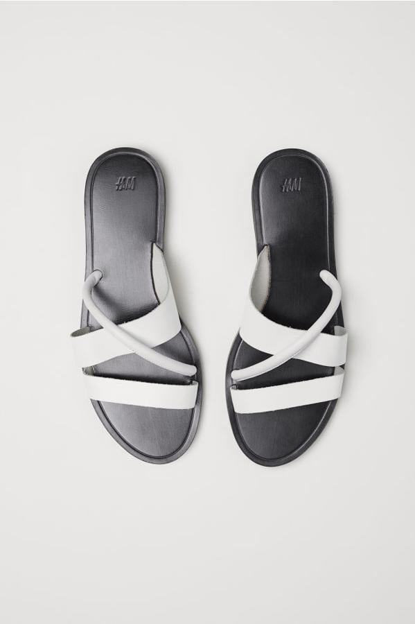 Sandalias de piel en color blanco, 39,99 euros.