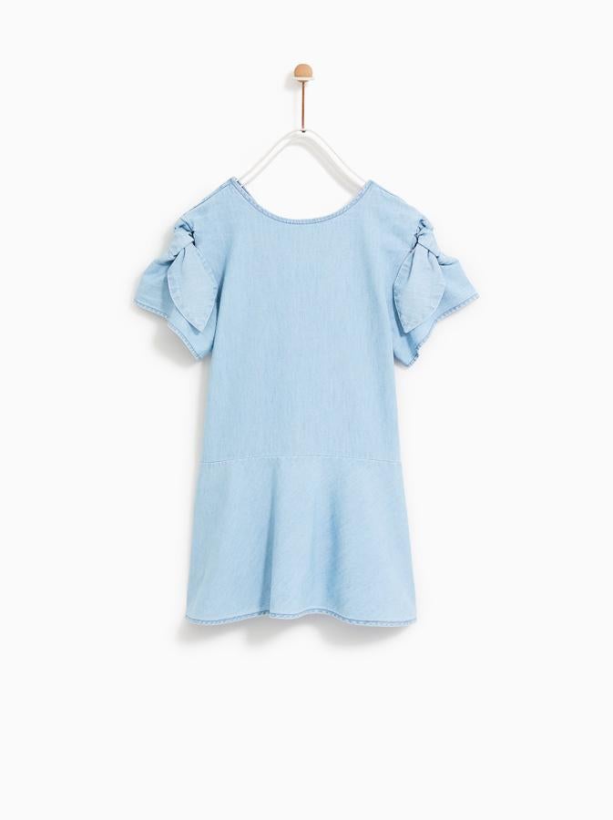 O este, con detalle de lazo en las mangas. Su precio en las rebajas de Zara Kids pasa de 19.95 a 7.99 euros.