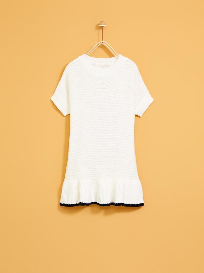 Muy veraniego y perfecto para ir a las regatas o al Club Náutico de Palma, nos encanta este vestido de Zara Kids en punto blanco con volante y vivo en contraste. Su precio en las rebajas pasa de 19.95 a 7.99 euros.