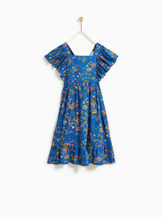Reconócelo, tú también te pondrías este vestido azul estampado con detalle de volantes en las mangas. Es de la nueva colección de Zara Kids y cuesta 22.95 euros.