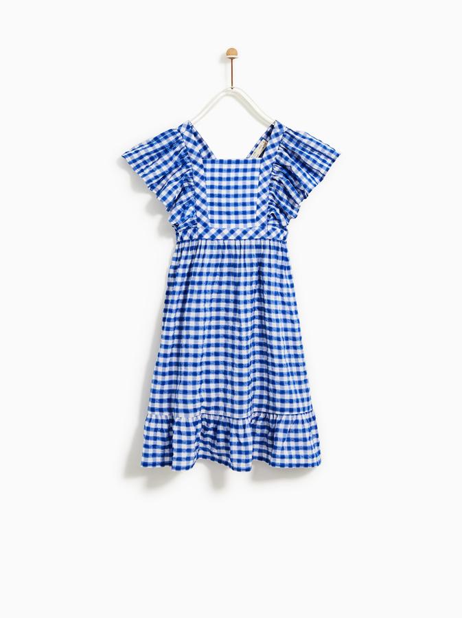 O esta versión, que también le sentaría fenomenal a la Princesa Leonor, con estampado de cuadros Vichy. Precio: 22.95 euros.