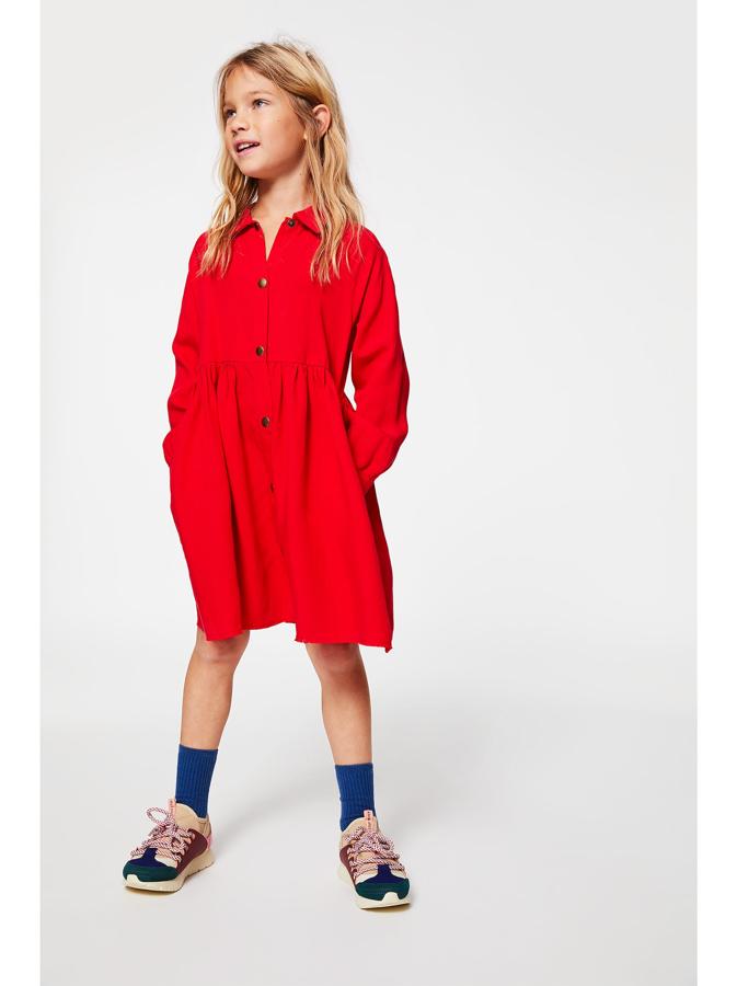 No sabemos si, como ocurre con  la Reina Letizia, el rojo será el color favorito  de la Princesa Leonor, pero por si acaso, este vestido camisero nos parece una idea perfecta para que vayan coordinadas. En las rebajas de Zara Kids su precio pasa de 22.95 a 7.99 euros.