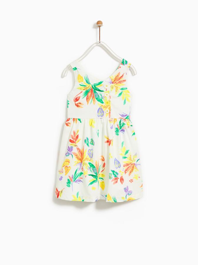¡Nos encanta este vestido estampado con flores de Zara Kids para la Princesa Leonor! Su precio: 22.95 euros.