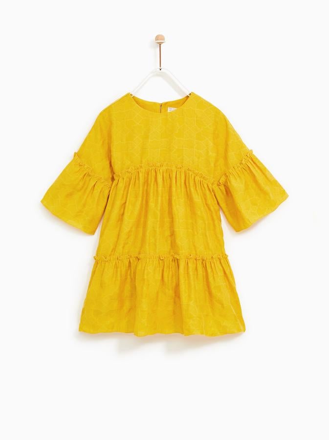 Y este amarillo con detalle de volantes lo queremos también para nosotras. Su precio en Zara Kids es de 22.95 euros, y aunque es de nueva colección, ya está agotado en casi todas las tallas...