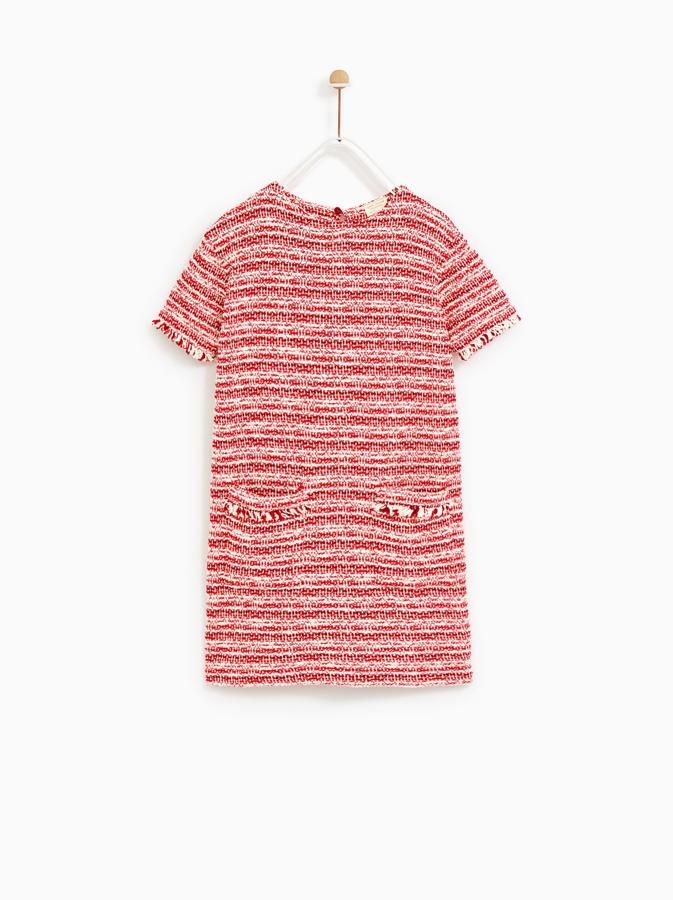 En 'tweed' rojo, uno de los tejidos favoritos de la Reina Letizia. Su precio en Zara Kids es de 22.95 euros.