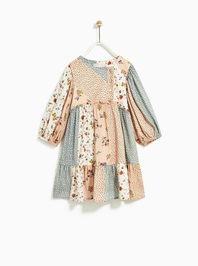 Nos encanta este vestido de estampados combinados estilo 'patchwork' de la nueva colección de Zara Kids. Precio: 22.95 euros.