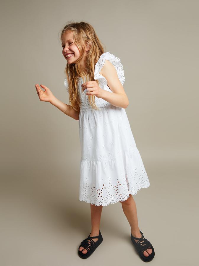 Nos encantaría ver a la Princesa Leonor durante sus vacaciones en Palma con este vestido blanco con detalles calados y estilo ibicenco de Zara Kids. Precio: 25.95 euros.