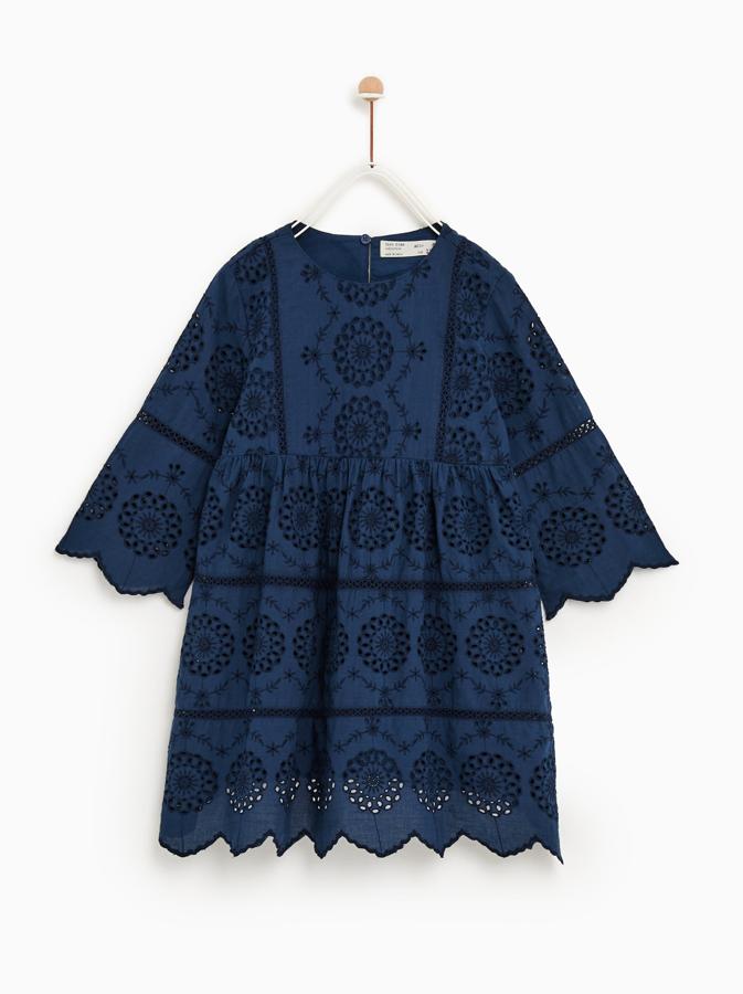 Casi  el mismo vestido de Zara Kids de la Princesa Leonor , pero en azul marino e igual de ideal. Su precio: 22.95 euros.
