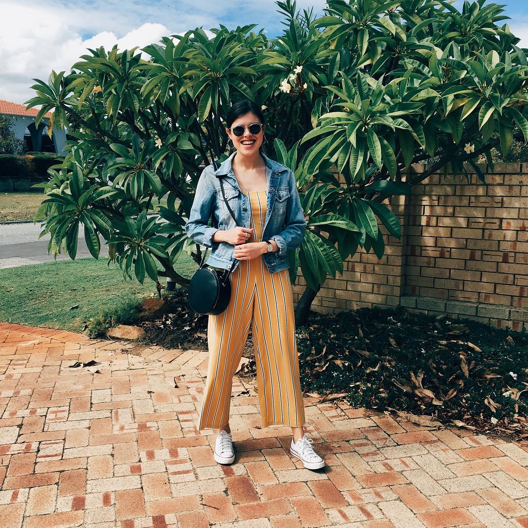 Mono mostaza. Este de rayas es de Bershka, y su largo ligeramente por encima del tobillo permite presumir de la línea clara de las zapatillas.