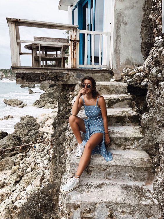 Vestido playero. Las vacaciones son para las Converse, especialmente si las combinas con vestidos tan cómodos como este.