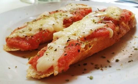 La Piola (Calle Alto del León, 9): La Piola es uno de los mejores sitios para quedar con amigos, pedir unas exquisitas tostas y un buen vino. ¡El trío perfecto!