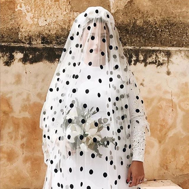 Sin embargo, se lleva el premio a la novia más original la diseñadora Johanna Ortiz. Para su boda el pasado noviembre eligió un velo de lunares maravilloso de Cherubina: un homenaje fantástico a sus orígenes andaluces.