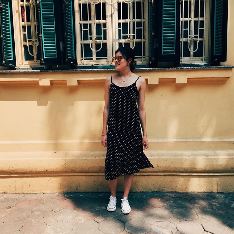 Omnipresentes lunares. Este verano están por todas partes, aunque este diseño de Pull and Bear nos gusta especialmente por su sencillez. Las Chuck Taylor funcionan a la perfección.