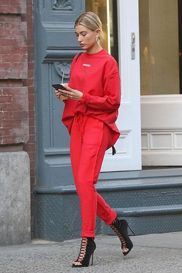 Hailey Baldwin lo hizo con un total look en rojo y sandalias de cordones.