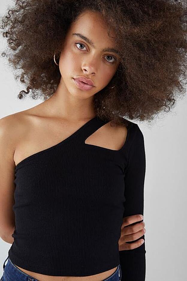 Top de canalé cut out en negro.