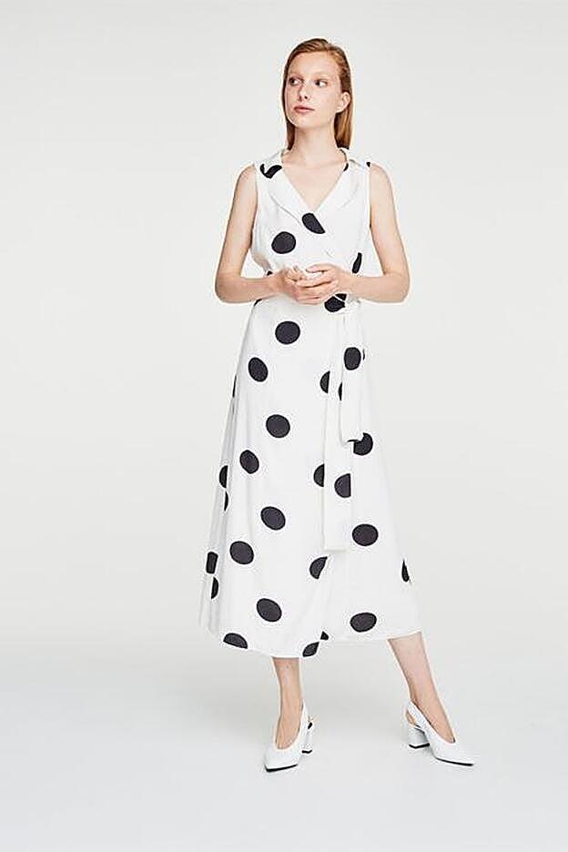 Vestido de lunares y ecote solapa, de Uterqüe (119 euros).
