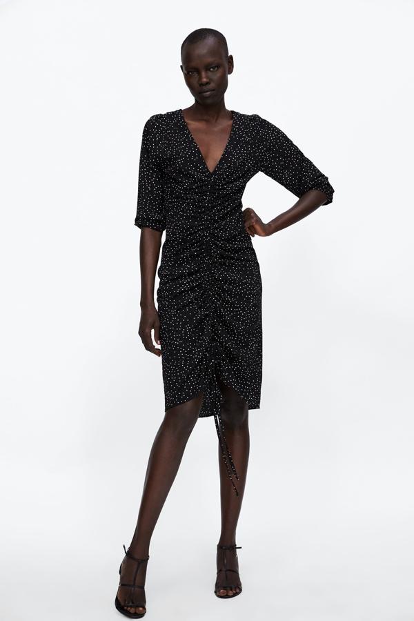 Y por último, un vestido versátil, muy favorecedor y atemporal: este negro con estampado de lunares mini que solo cuesta 29.95 euros.