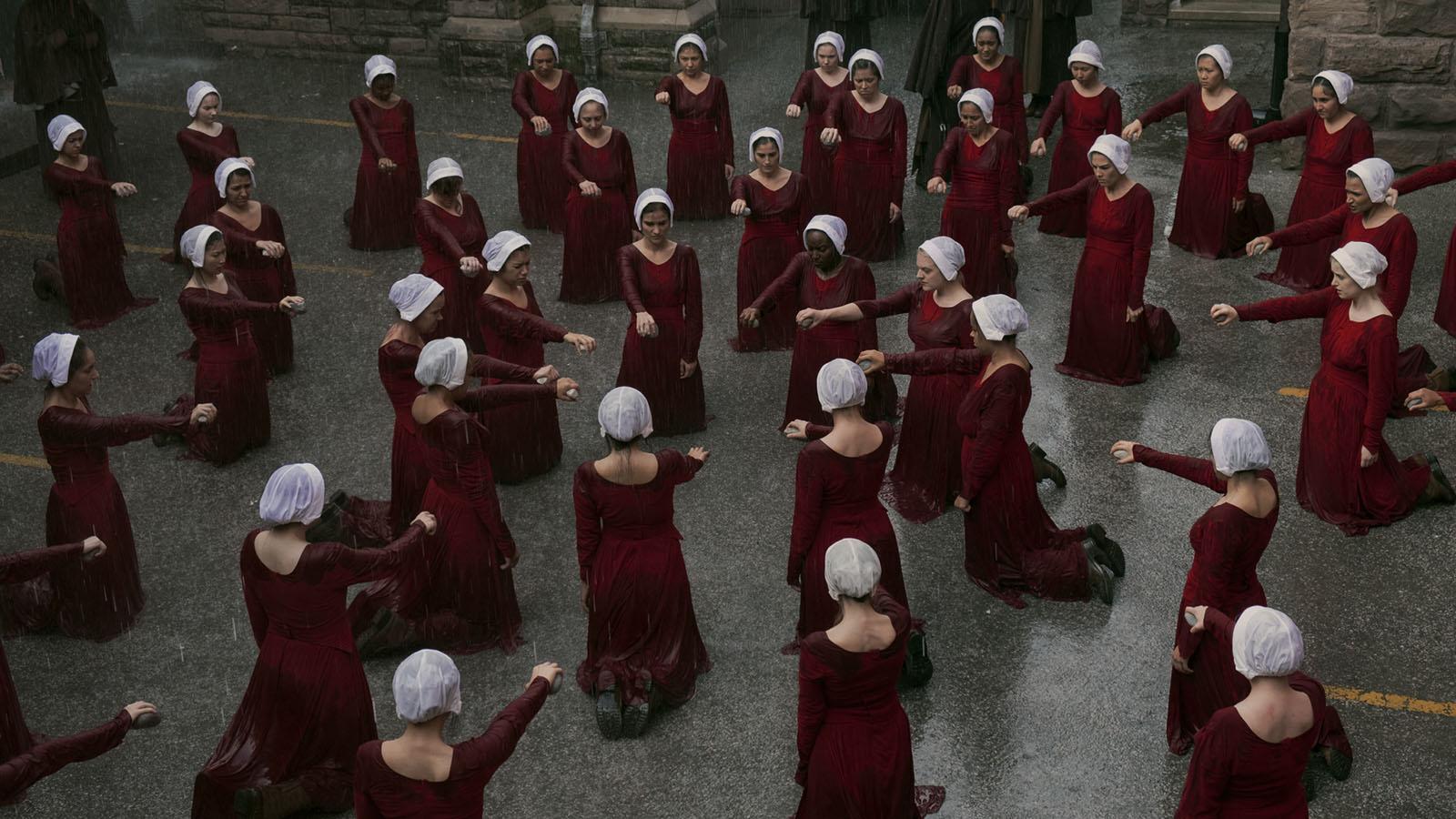 'El Cuento de la Criada' / 'The Handmaid’s Tale' : El cuento de la criada es una de las series más vistas del mundo entero. Una sociedad dominada por un régimen dictatorial teocrático que acata las normas más estrictas y retrógradas de todos los tiempos. Las mujeres esclavas solo sirven para procrear y se sustituyen una tras otra perdiendo su identidad.