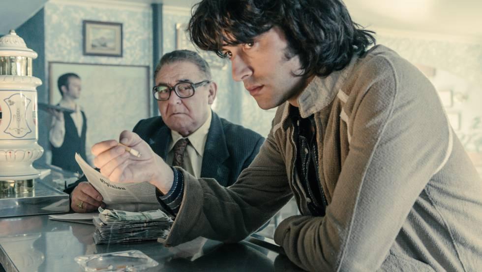 'Fariña': 'Fariña', la serie de la que más se ha hablado, incluso antes de su estreno, por culpa del secuestro del libro en el que se basa. Los pueblos de las costas gallegas se encuentran en una situación económica crítica que les lleva a meterse de lleno en el mundo del narcotráfico con Colombia.  Haz clic aquí y descubre qué dice Javier Rey, que encarna la piel del protagonista, Sito Miñanco, sobre 'Fariña'.