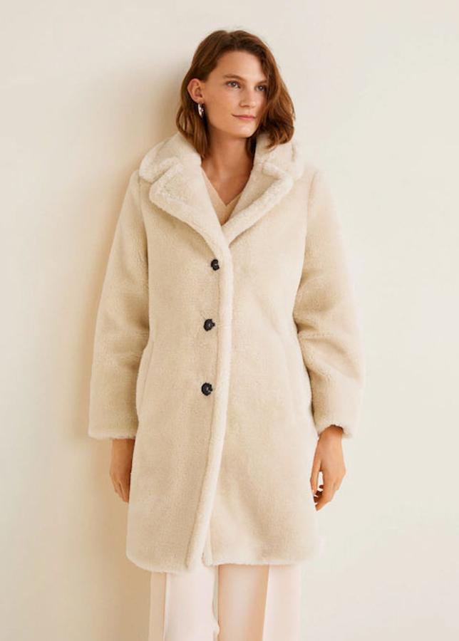 Abrigo de pelo con solapas, 59,99 euros.