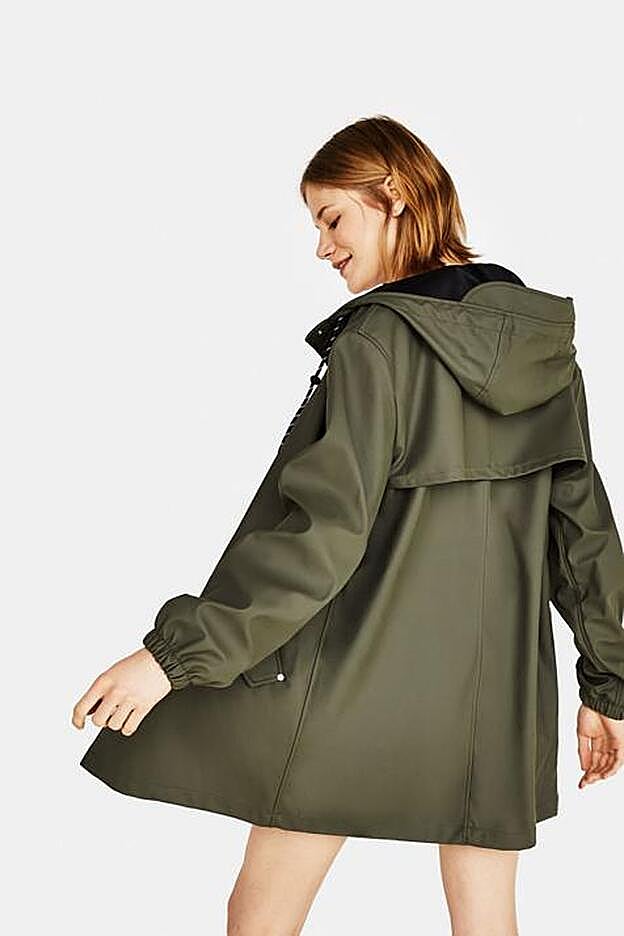Chubasquero con capucha en color kaki, 29,99 euros.