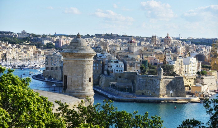 A los malteses les enorgullece ser un pueblo diferente al resto con una cultura peculiar. Y ese cruce de civilizaciones durante miles de años en las islas tiene también su efecto en el idioma local, el malti, oficial junto al inglés en las islas. Fenicios, árabes, españoles, italianos, franceses e ingleses han dejado su huella en la lengua maltesa, la única de toda la Unión Europea que procede del árabe y la única lengua semítica en todo el mundo que emplea el alfabeto latino.