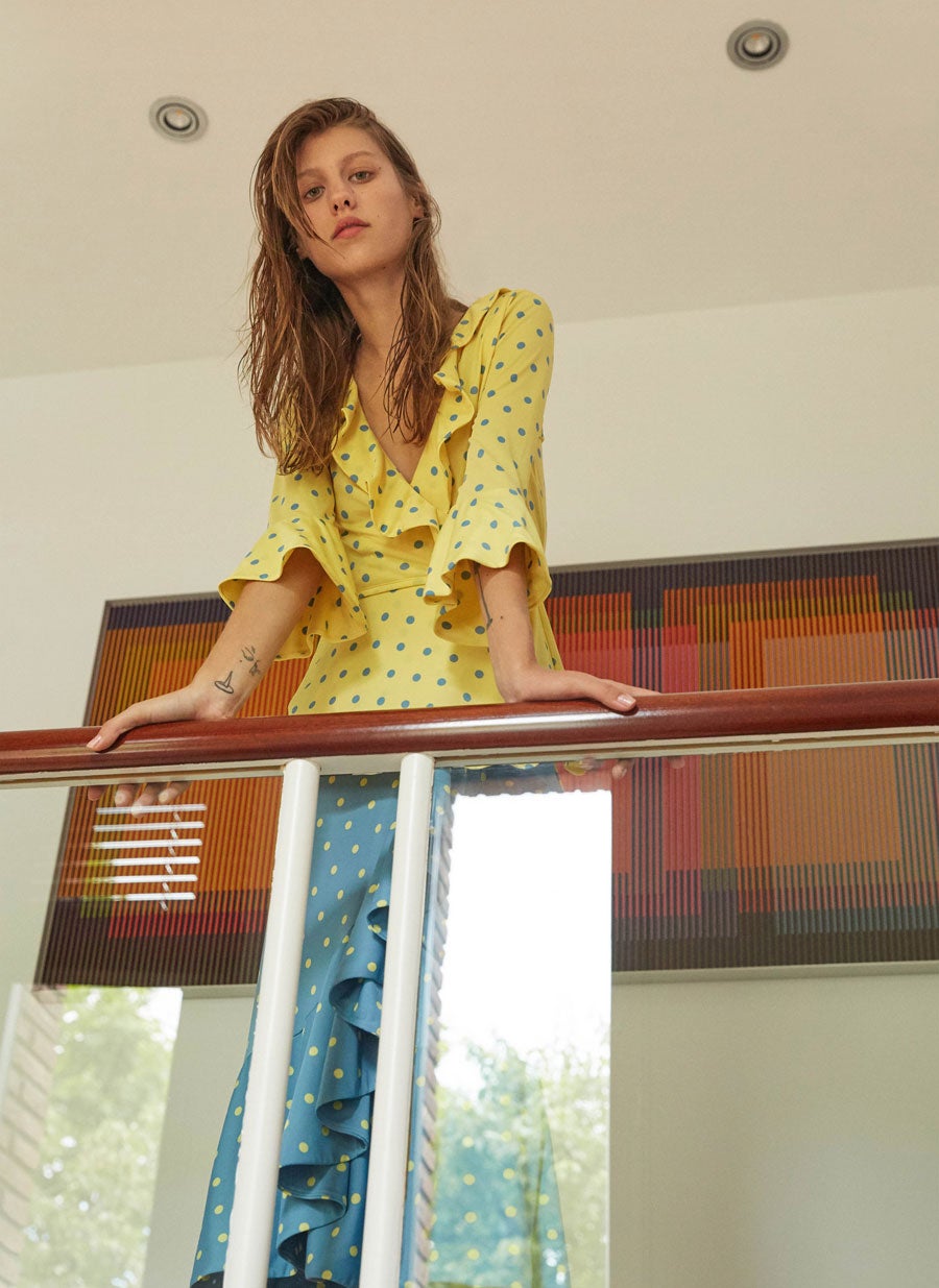 Top con topos bicolor de Uterqüe: 49 euros.