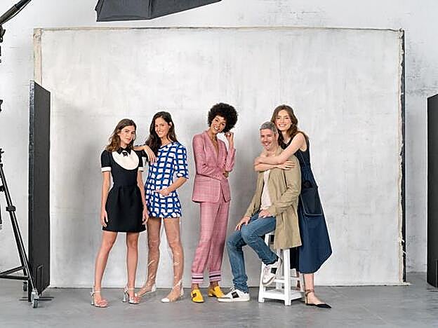 Sandra Gago luce vestido con cuello camisero de Dior y sandalias de Emporio Armani. Begoña Martín, vestido y botas transparentes de Chanel. Godeliv van den Brandt, sastre de Emporio Armani y zapatos de Stuart Weitzman. Mauricio Chiandussi, camiseta y gabardina de Antony Morato. Paula Willems, vestido de Sportmax y bailarinas de Dior. Para el look de belleza, máscara Hypnôse y paleta bronceadora e iluminadora Bronze &amp; Glow Californian, de Lancôme.