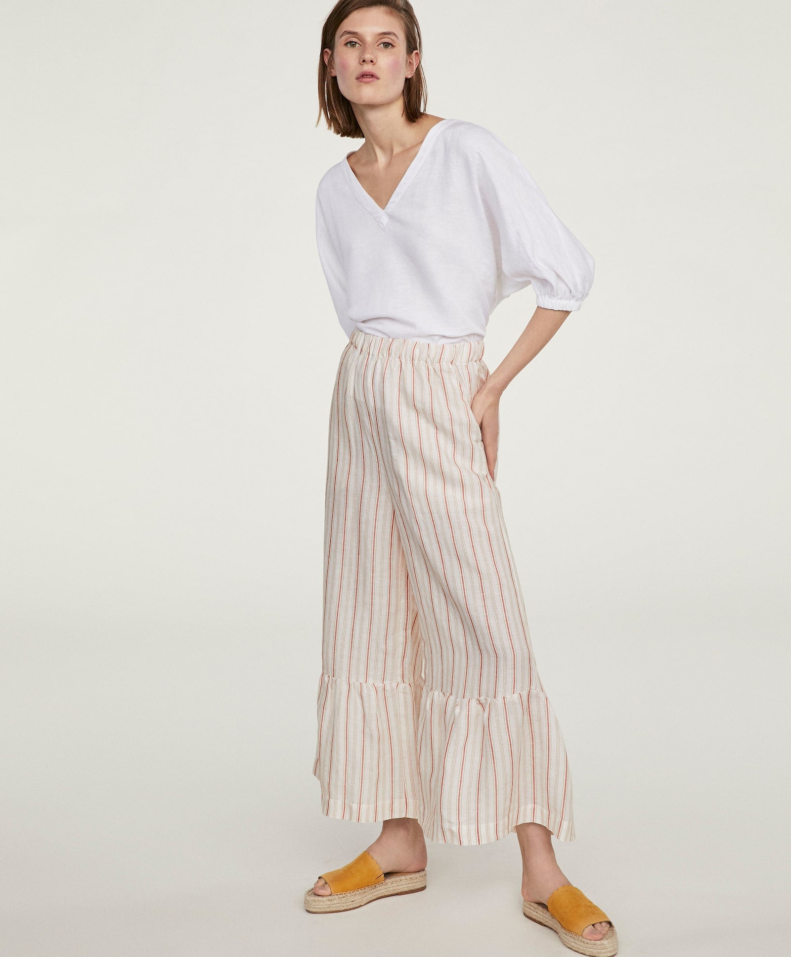 Pantalón de rayas y de lino de Oysho: 5,99 euros.