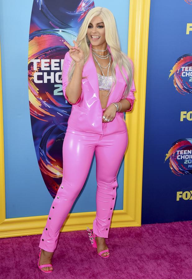 Sin palabras nos hemos quedado al ver el dos piezas de látex fucsia de Laroxx que se puso (y no sabemos si se pudo quitar) Bebe Rexha.