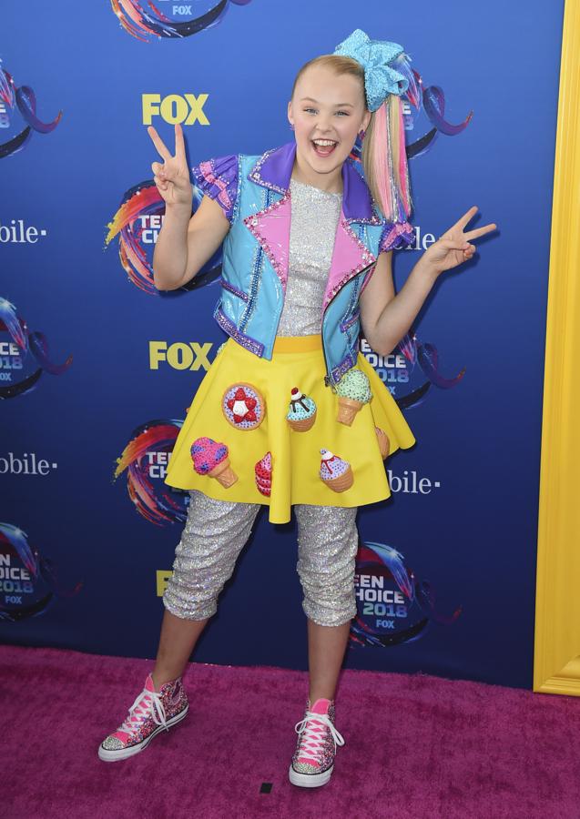Disculparemos el look de Jojo Siwa y buscaremos una excusa en su edad, pero nosotras con 15 años (por suerte) no vestíamos así...