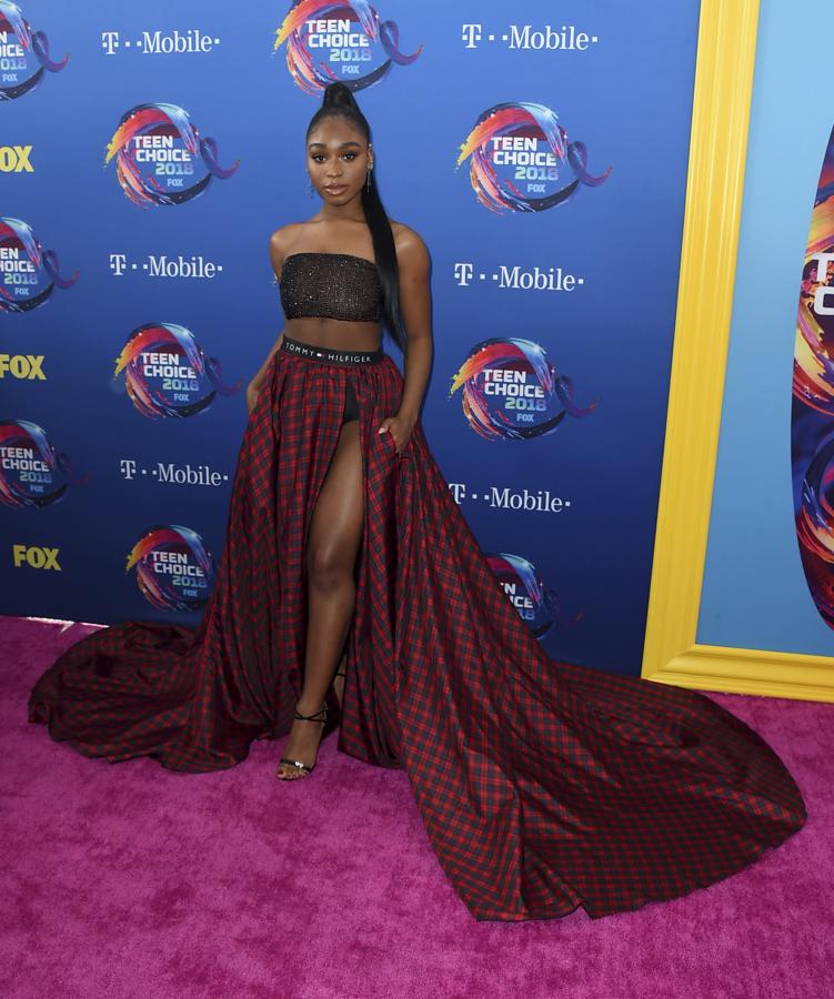 Normani Hamilton se decantó por este llamativo look de Tommy Hilfiger.